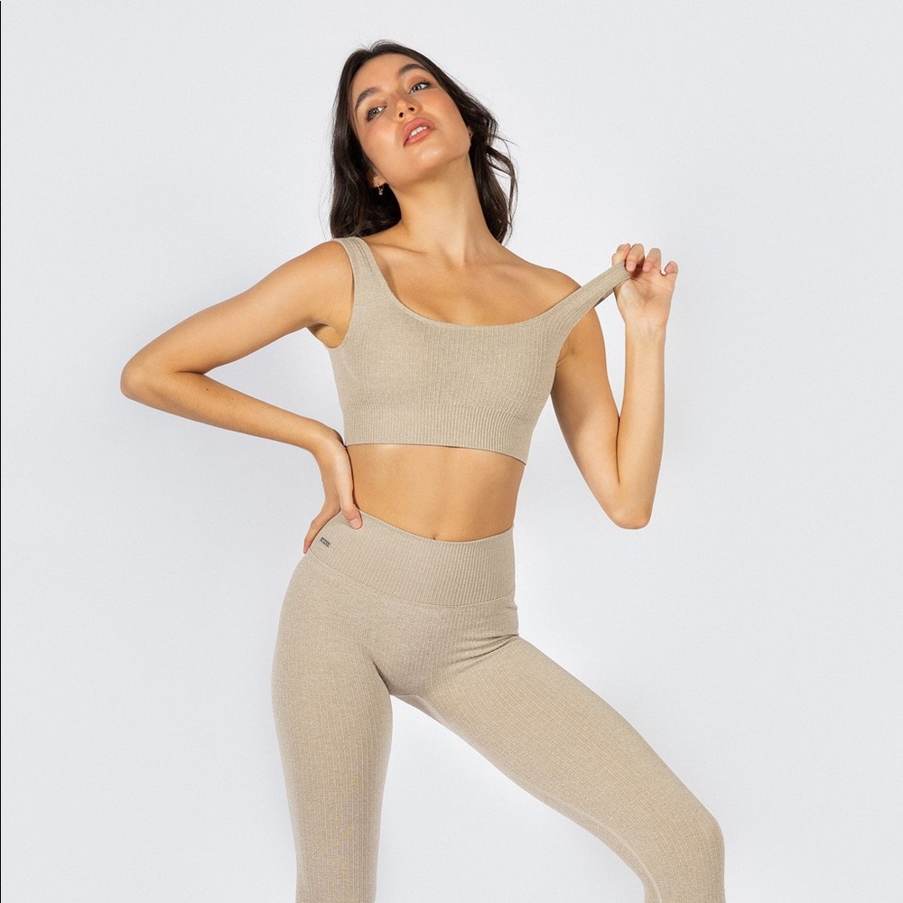 Ribbed contour seamless sports bra small